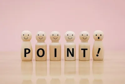 積み木で表現されたPOINT!と笑顔のキャラが営業代行サービスの主要メリットを強調