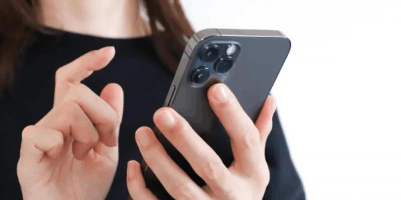 スマートフォンを操作する人