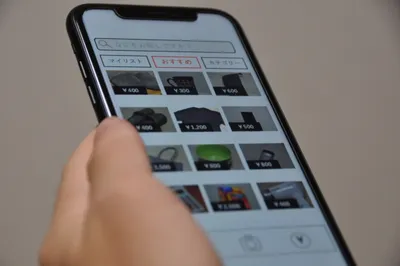 スマートフォン画面に表示された複数の商品サムネイルと価格表示(¥500〜¥1,200など)