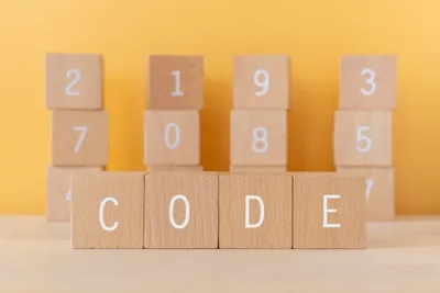 数字とCODEの文字が刻まれた積み重ねた木製ブロック