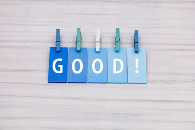濃淡異なる青色の5つのラベルに「GOOD!」と記載。顧客満足度・評価の向上を表現。