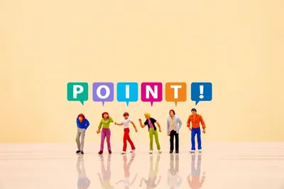 返品処理のポイント。カラフルな吹き出しに「POINT」の文字と複数人のアイコン