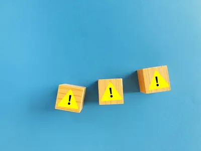 注意点・警告のシンボル:黄色い木製ブロックの感嘆符マーク