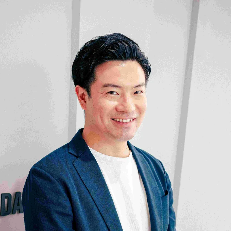専門家戸田さんのプロフィール写真。紺のシャツで笑顔