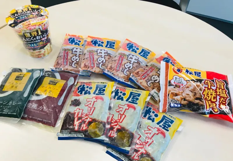 松屋フーズの牛めし、カレー、牛焼肉などの冷凍パック商品群。即日出荷体制の事例。
