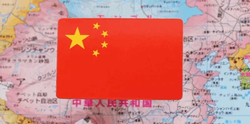 中国国旗を背景にした地図イメージで越境EC参入を表現