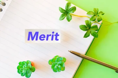 ノートに「Merit」と青文字で記載。観葉植物が装飾された利点・メリット表現