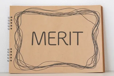 スパイラルノートの表紙に「MERIT」と手書きされた、バンドル販売のメリットをまとめたノート