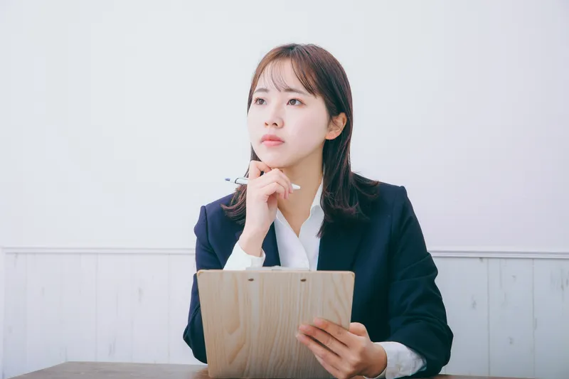 配送経路を示す矢印を見ながら考える女性のイラスト