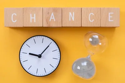 機会を表す砂時計とCHANCEの木製サイン