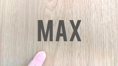 木製台にMAXと刻まれた大型の木製ブロック