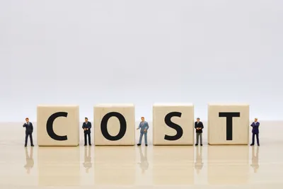 ビジネスコスト(COST)概念を表現する複数のビジネスマンとブロックのイラスト
