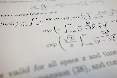 数学方程式が手書きされた紙。在庫計算や分析に必要な数学的思考を表現