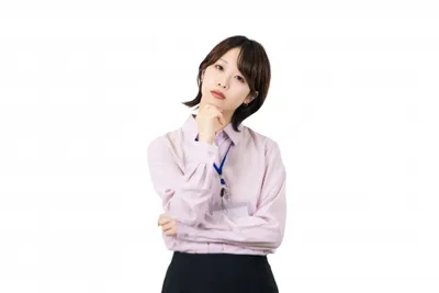 顎に手を当てて考え込むような表情をした、シャツ姿の若い女性の人物写真。