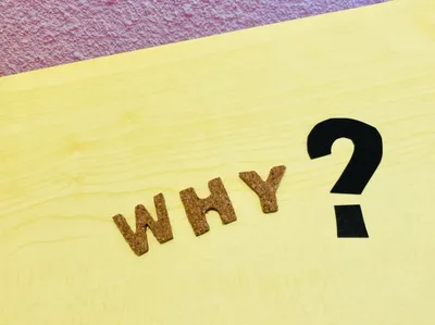 黄色い紙に『WHY?』の文字、返品理由や相談を示唆