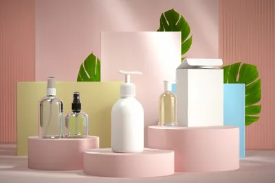 植物と香水・化粧品ボトルが円形テーブルに配置、バンドル販売のディスプレイ