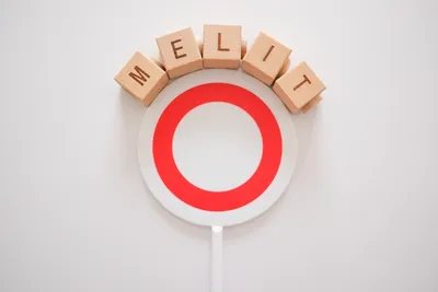 OEM委託のメリットを象徴するイメージ画像。「MELIT」の文字と○印で、導入の利点を視覚的に表現。
