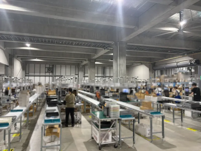 清潔な作業台の上で、丁寧な梱包を行っている様子や、カメラ監視のもと作業している写真