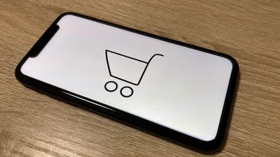 スマートフォン画面に表示されたショッピングカートアイコン。モバイルオンラインショッピングの利便性