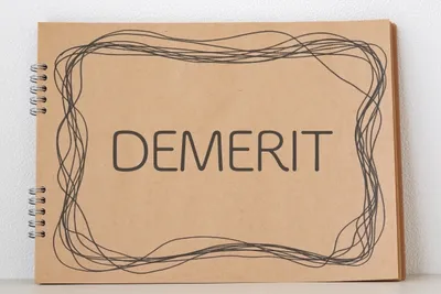 スパイラルノートの表紙に「DEMERIT」と手書きされた、バンドル販売のデメリットをまとめたノート