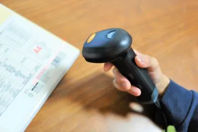 商品書類に向けられるバーコードスキャナー