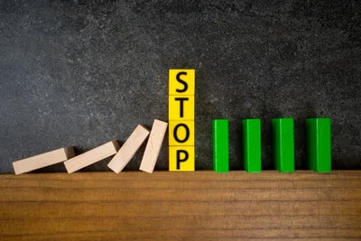 STOPキューブとドミノ崩落で危機制御、緑積木で在庫課題の連鎖を表現