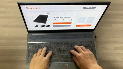 ノートパソコン画面にECサイトの商品ページが表示されている。価格1,280円が見える