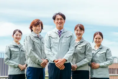物流専門チーム：作業着姿で協力する5人の配送・在庫管理スタッフ