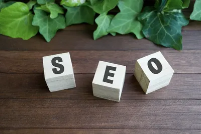 SEO対策。カラフルなキューブブロックで「SEO」と表記
