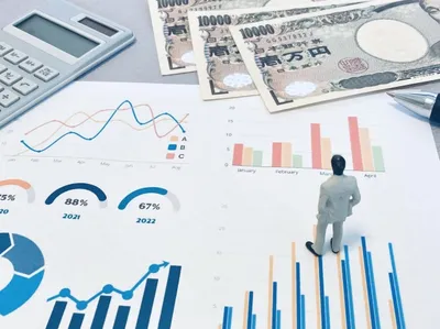 実質値上げ：黄色背景に計算機・万円札・ミニチュア人形