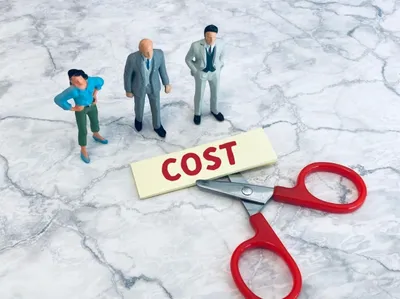 コスト削減。「COST」という黄色い大きな文字とはさみで削減を象徴