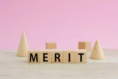 配送代行のメリットを表す木製キューブのMERIT文字