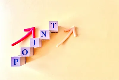 POINTと書かれた木製ブロックと上向き矢印、ポイント還元