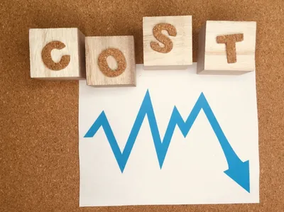 「GO_ST」の木製ブロックと下降する青い折れ線グラフで、売上減少イメージ